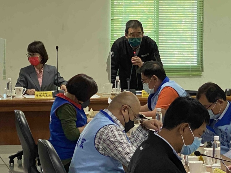 郭天合(中)強調電費打折賠償。(記者黃旭磊攝)