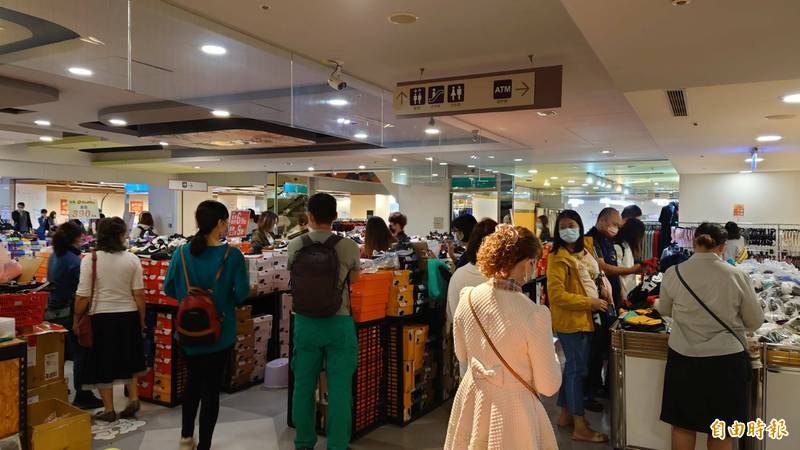 德安百貨封館出清，人潮買氣增加。（記者洪瑞琴攝）