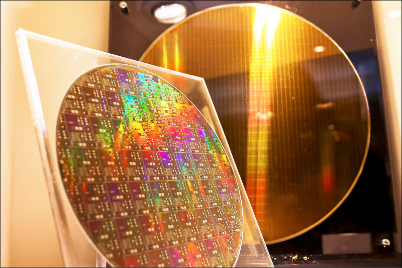 供應全球近半氖氣的烏克蘭兩家廠商Ingas及Cryoin，已因俄羅斯加劇攻勢而停止營運，恐導致氖氣價格大漲，半導體短缺問題惡化。（路透）