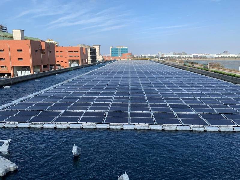 中龍鋼鐵設水面型太陽光電發電。（記者蔡淑媛翻攝）