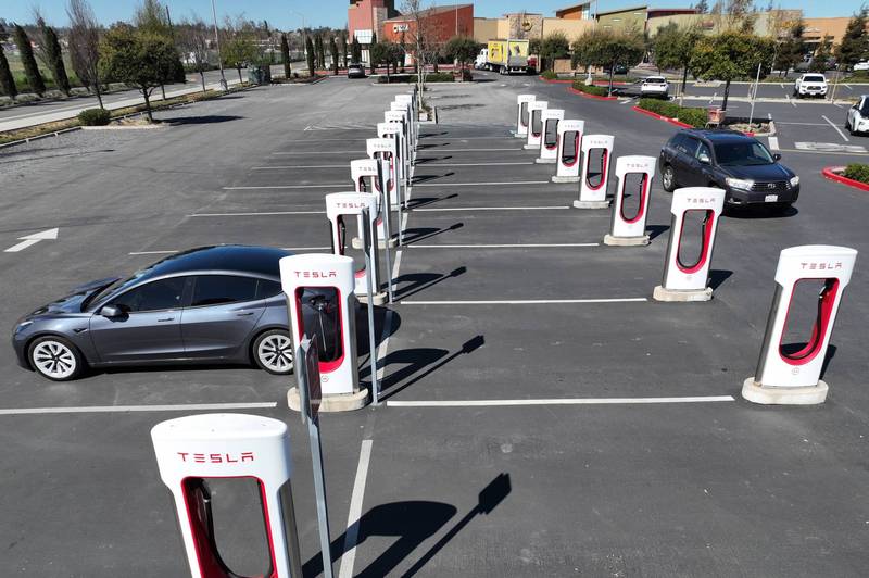 全球提倡環保之下，除了電動車起家的特斯拉外，福特、豐田等造商紛紛將目光轉向電動車市場，以實現碳中和目標。（資料照，法新）