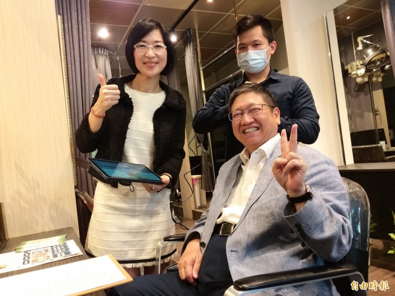 新竹縣長楊文科今天走訪SBIR亮點企業的髮林公司，業者規劃AI頭皮檢測暨顧客管理系統，提升服務質量。（記者廖雪茹攝）