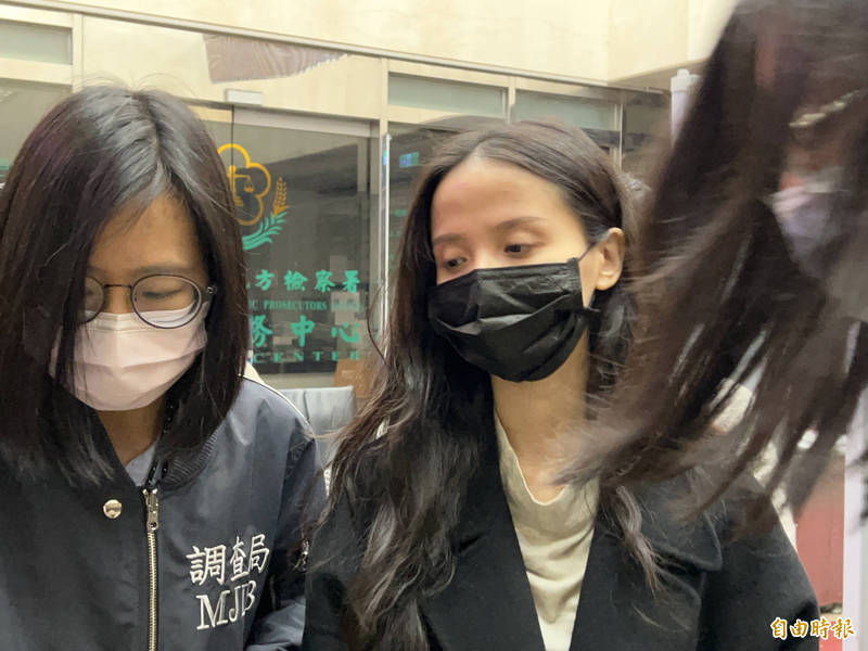 24日晚上10點左右，胡亦嘉妻子莊郁琳訊後被諭令50萬元交保。（記者錢利忠攝）