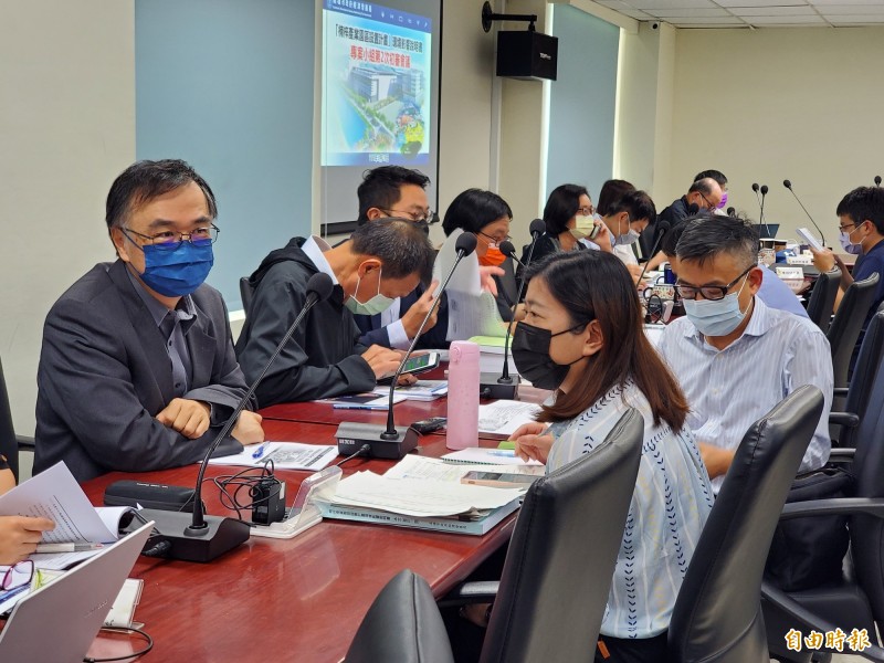 台積電派出副總莊子壽(左)列席「楠梓產業園區」開發案環評二度召開初審會。(記者陳文嬋攝)