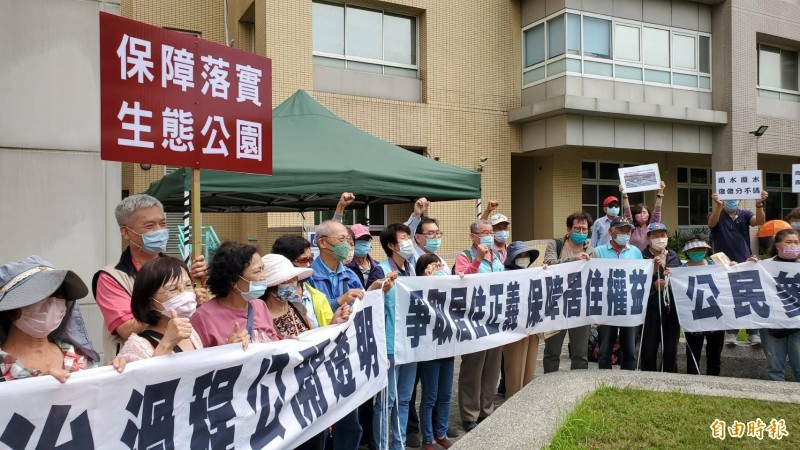 楠梓區宏榮里里民於會場外,拉布條表達訴求「守護生態公園、打造科技綠廊帶」,並爭取居住正義,保障居住權益。(記者陳文嬋攝)