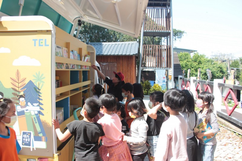 東京威力科創送書車巡迴全台12所偏鄉小學　（東京威力科創提供）