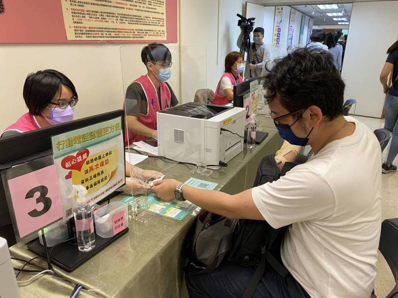 為方便民眾取得資料，政府提供了線上與臨櫃2種方式，共7種管道，供納務義稅人自由選擇。（資料照）