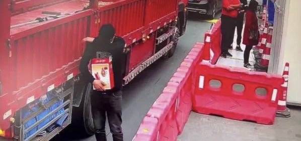 中國貨運卡車運匠被困車陣好幾天，當街嚎啕大哭。（圖取自微信）
