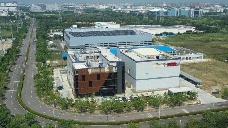 新應材公司投資10億元，在南科高雄園區建置半導體先進製程應用化學材料廠高雄廠，第1期生產基地今天熱鬧舉行落成啟用典禮，第2期基地也預計在今年下半年動工。（新應材公司提供）