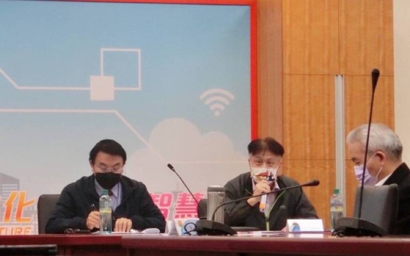 為健全房市交易機制,新竹縣政府消保官靳邦忠(左1),與建築開發公會理事長楊勝翔(中)、地政士公會代表共同開會討論。(竹縣府提供)