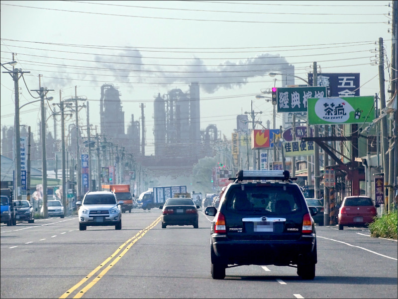 為達到二○五○淨零碳排目標，政府最快將自二○二四年起分階段、由大至小徵收碳費。圖為一處工業區煙囪進行排放。（資料照）