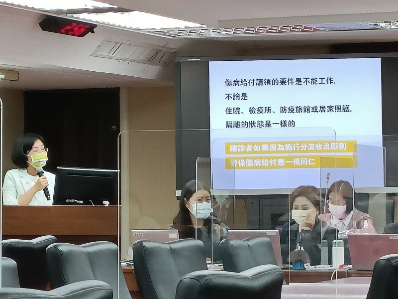 立委蘇巧慧質詢指出，輕症在家照護的勞工，需經過醫療院所PCR確診、地方衛生局同意，必要時可視訊在家診療等條件，才可在家照護，這樣的勞工，形同有經過醫院診療，而且不能工作，勞動部應該儘速研議勞保給付的條件放寬。（記者李靚慧攝）