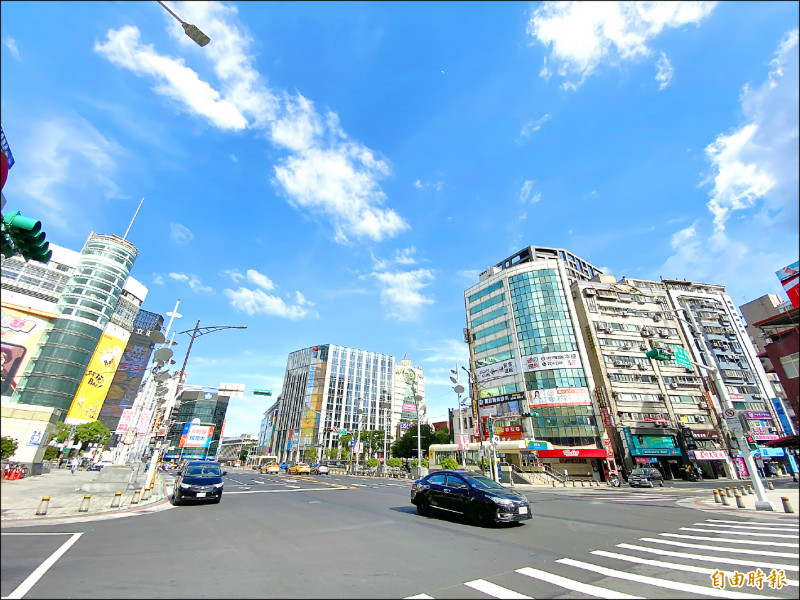 武漢肺炎確診人數首度破萬人,房市恐再陷去年三級警戒時量縮景況。(示意圖,記者徐義平攝)