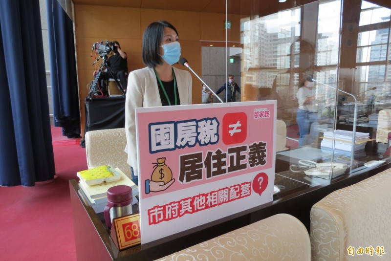 市議員張家銨在市議會質疑，市府在市議會審查囤房稅過程中，未為政策辯護。（記者蘇金鳳攝）