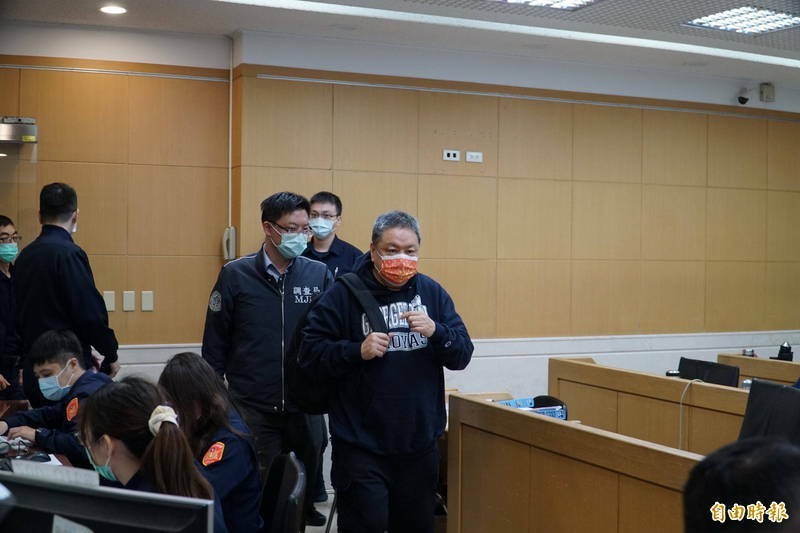 台北地檢署今依違反證券交易法之特別背信等罪將沈瑋(圖中)起訴。(資料照,記者錢利忠攝)