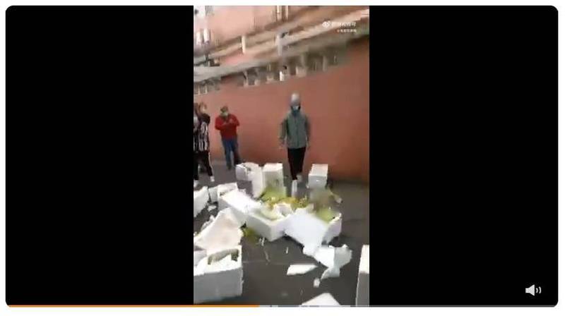 物資寧可放到爛也不發 上海民眾氣到當街砸
