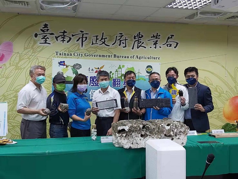 光寶科技（2301）今天宣布與台南市政府合作，攜手塑膠回收大廠宏恩塑膠，協助處理淺海浮筏式牡蠣養殖所用保麗龍浮具。（光寶科提供）