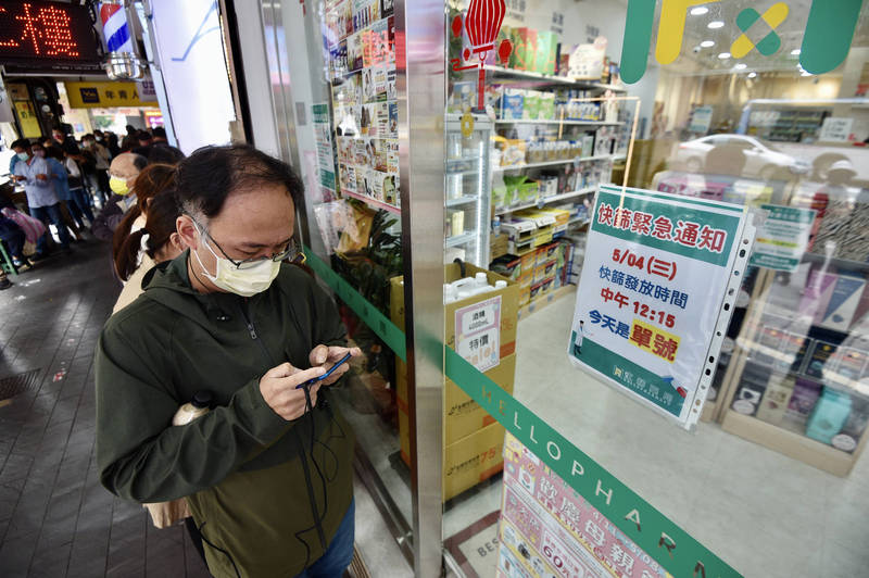 台灣日經復甦指數排名跌至第94名。圖為民眾排隊購買快篩試劑。（本報記者羅沛德攝）