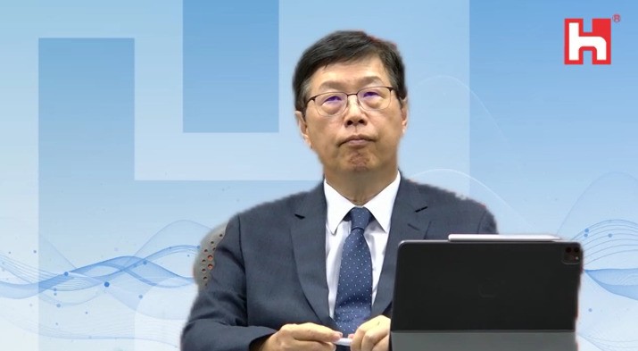 鴻海今日召開法說會，董事長劉揚偉說明營運展望。（圖取自鴻海法說直播）