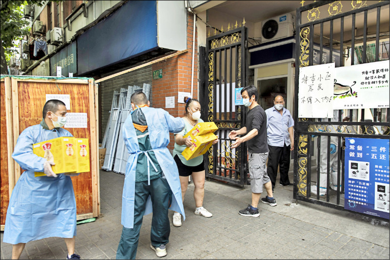 中國四月消費者物價指數(CPI)和生產者物價指數(PPI)年增率均高於市場預期,凸顯中國實施嚴格的防疫封城措施已衝擊供應鏈,並促使民眾囤積食物。(彭博)