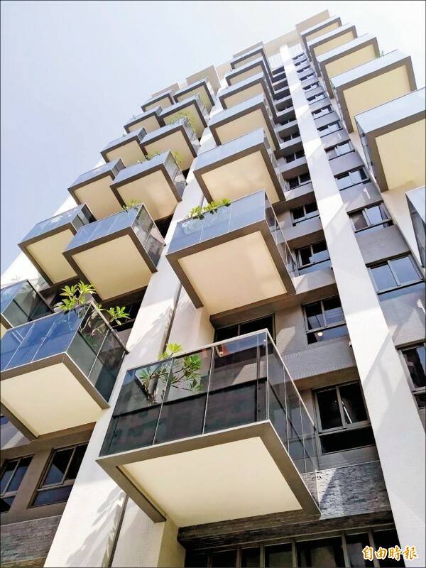 外推約3公尺的景觀陽台，為高雄厝的特色之一。（資料照）