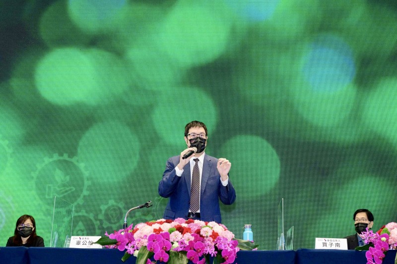 國際中橡（2104）今天召開股東會，國際中橡董事長辜公怡指出，新冠肺炎持續肆虐，許多地區採取封城等措施，導致產業缺工、全球供應鏈斷鏈、海運費大漲，企業佈局資本支出金額相對較多，中橡將三管齊下紮根碳黑本業轉型。 （國際中橡提供）