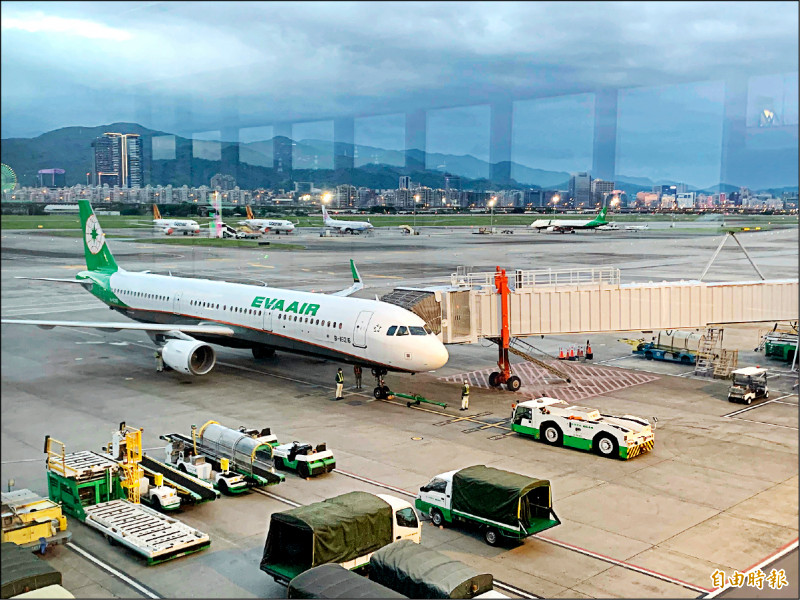 台灣逐漸走向與疫情共存，航空、航太與觀光族群將受惠，可關注未來發展。（記者靳昌玲攝）