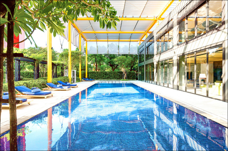 露天泳池是「ONE PARK TAIPEI元利信義聯勤」住戶全家自可以玩一整個下午的地方。
（元利建設提供）