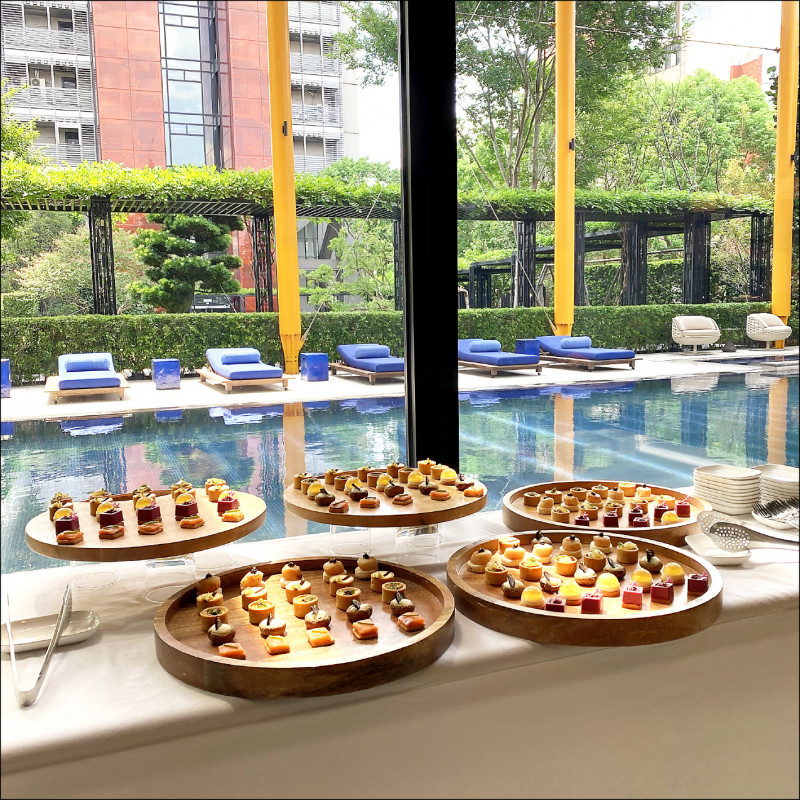 「ONE PARK TAIPEI元利信義聯勤」公設陽光小屋緊鄰泳池，是住戶私人聚會熱門地點。
（元利建設提供）