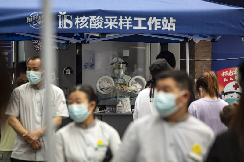 中國嚴格的防疫規定，不僅導致外資撤出，也有中企將生產線轉移至東南亞。（彭博）