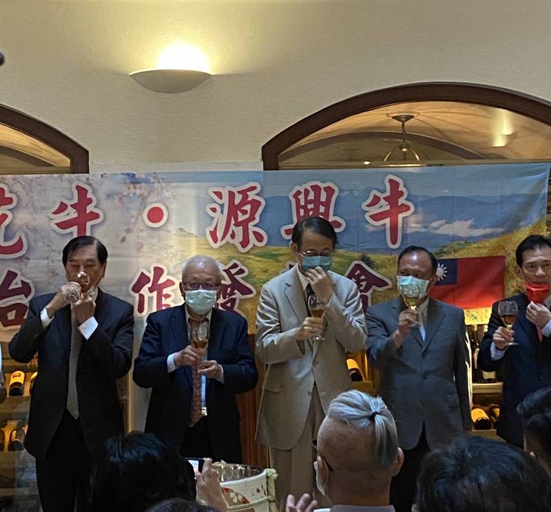 劉泰英（左2）今出席源興牛、櫻花牛日台合作記者會。（記者李綺雯攝）