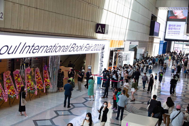 南韓週三（1日）向外國遊客開放，兩年來首次發放短期旅行簽證。（路透）