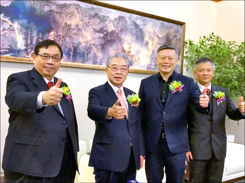 金寶經營權風暴昨天大和解，董事長許勝雄（左2）、董事沈軾榮（右2）簽署共同聲明，將於6日正式發表。（資料照）