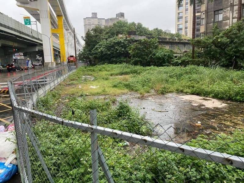 新北市有許多土地隸屬於外縣市政府或中央機關，造成管理困難，圖為台鐵局在新北市的土地，引發環境髒亂問題。（新北市議員葉元之提供）