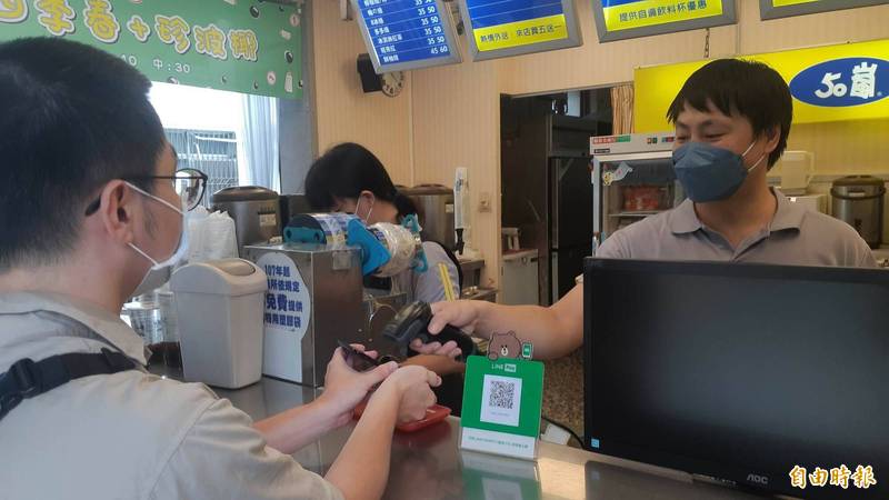 以手機載具消費獲千萬特獎，國稅局台東分局藉此鼓勵消費者多使用載具。（記者黃明堂攝）