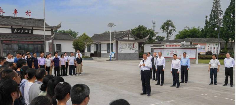 習近平視察糧食及農村建設，所有人都沒戴口罩。（圖取自中國官媒）
