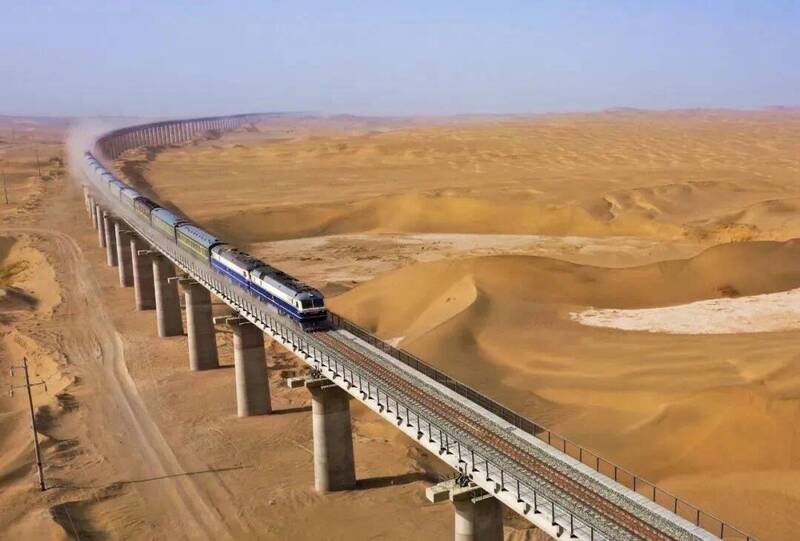 中國沙漠環線貫通,穿越新疆維族聚居地。(圖取自微信)