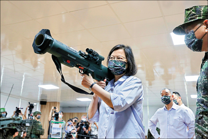 二○二二年六月二日端午節前夕，台灣總統蔡英文前往台灣海軍陸戰隊第六十六旅慰勉官兵，出人意表地突然停下腳步，舉起台灣設計製造的「紅隼」（Kestrel）肩射式步兵反裝甲火箭，實際體驗如何操作。 （總統府提供）