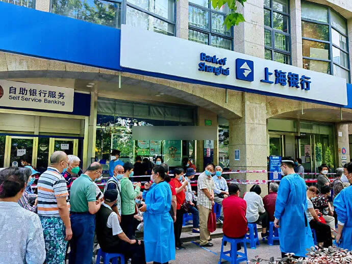 中國遼寧丹東、上海多家銀行擠兌