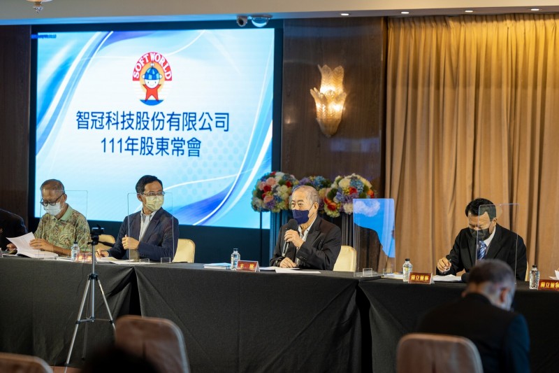 疫情考驗企業經營與風險應變，智冠董座王俊博（右二）表示，透過3大事業群分散風險。（業者提供）（記者張慧雯攝）