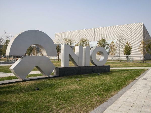 中國電動車大廠蔚來汽車（Nio）週三股價重挫，因美國放空機構「灰熊研究」（Grizzly Research）發布報告指控該公司大玩「誇大收入和淨利潤率的會計遊戲，以便達到業績目標」。但蔚來汽車否認。（彭博）