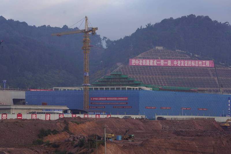 中國有將近67%的貸款用於基礎建設,中國將這些基礎設施當作抵押擔保品,看準窮國付不起海外債務後就拿港口或機場租借權等當作抵押。(資料照,美聯)
