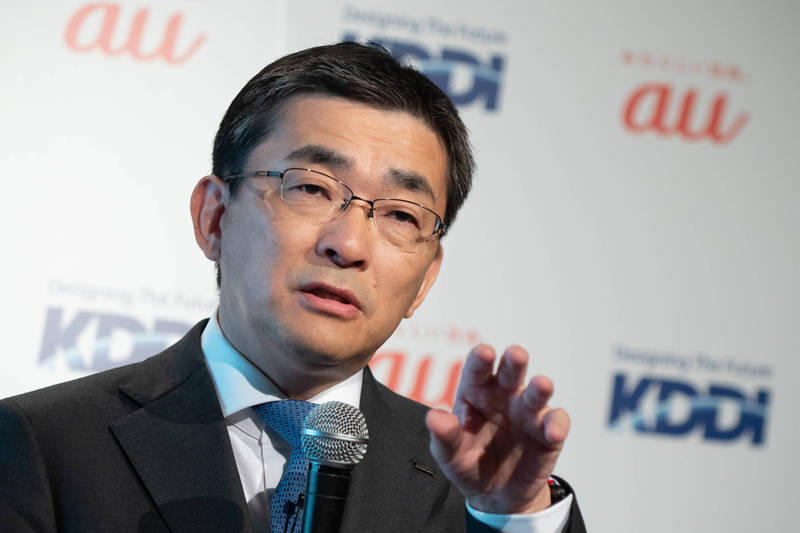 KDDI社長為大規模通信故障鞠躬道歉
