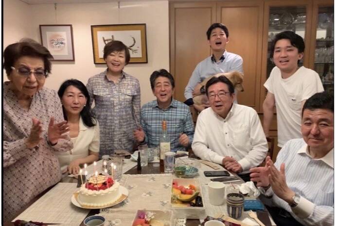 安倍晉三6月中旬曾在個人推特上PO慶祝母親生日合影照片，今日遇刺辭世，台灣各界不捨。（圖取自安倍晉三推特）