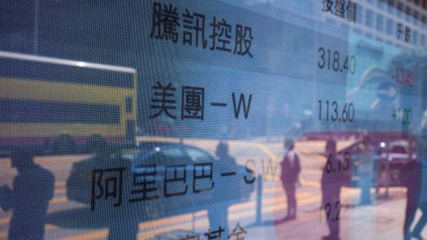 中國反壟斷監管機構對阿里巴巴和騰訊等公司處以罰款。(彭博)