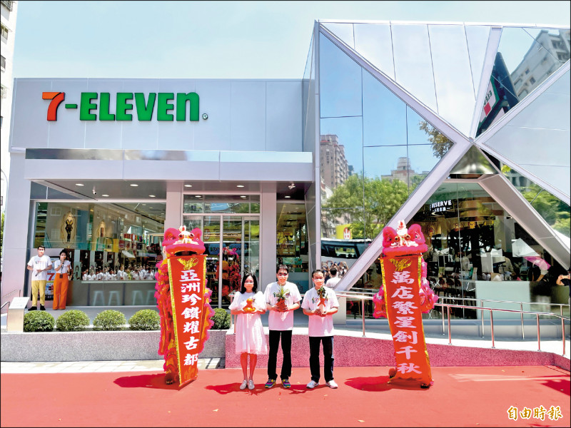 統一集團在台灣、菲律賓和中國開出的亞洲第一萬家7-ELEVEn便利商店，落腳統一發源地台南，統一集團董事長羅智先（中）、統一美麗事業董事長高秀玲（左）、統一超商總經理黃瑞典（右）親自出席開幕儀式。（記者楊雅民攝）