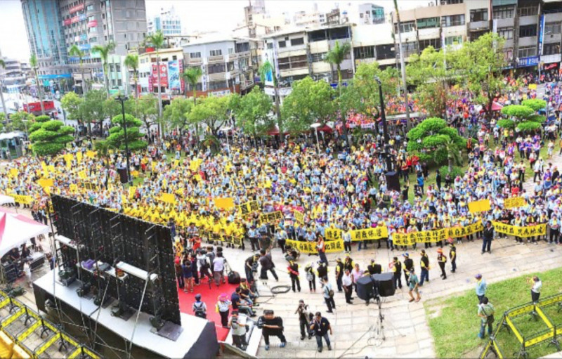 台化彰化廠被迫關廠，當時引發近千名員工走上街頭抗議。（資料照）