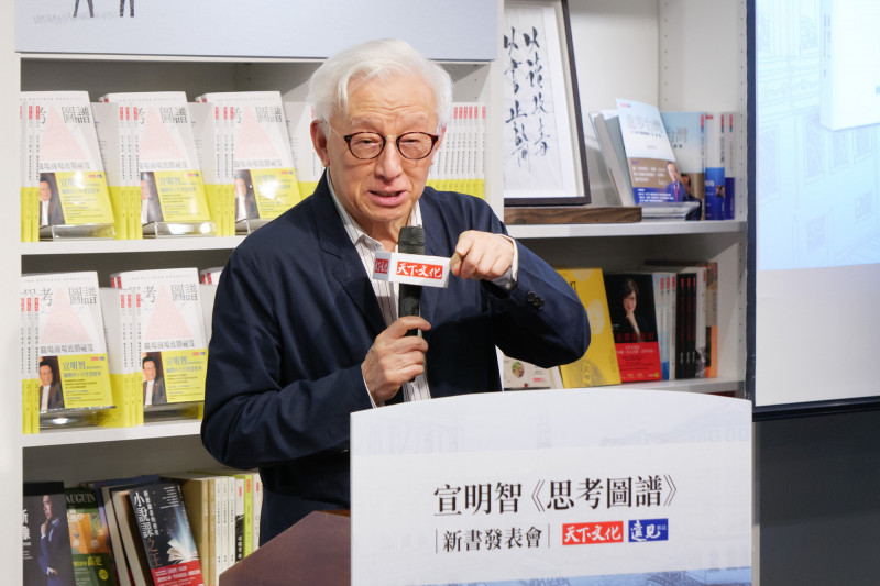 聯電榮譽董事長曹興誠今對媒體笑說,過去中國氣焰高張,但是「現在又不行了」。(天下文化提供)