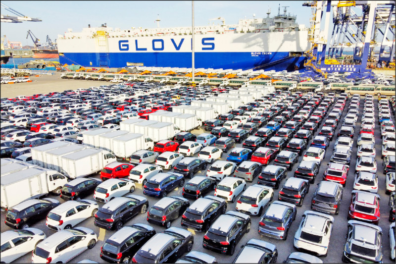 中國媒體調查發現，部分車用晶片價格下跌了8成，更出現客戶砍單情況。（美聯社）