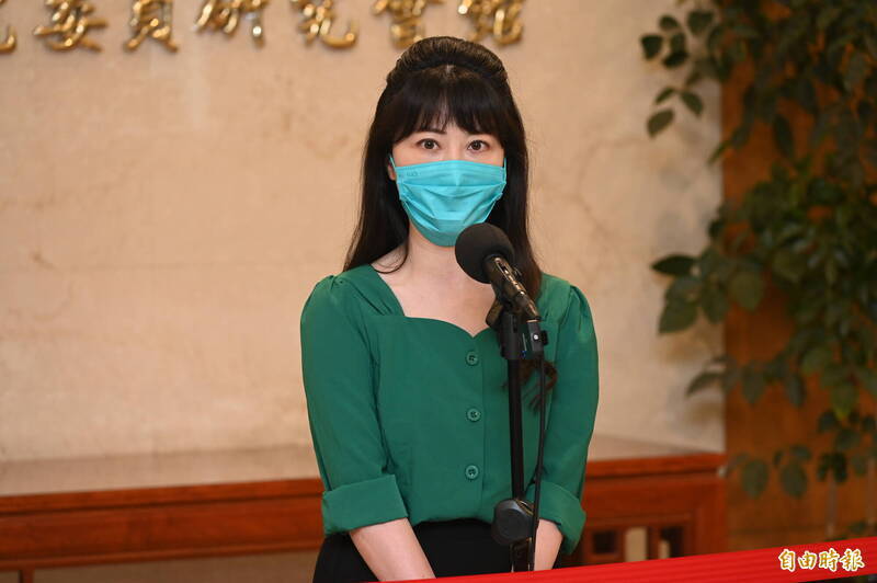 民進黨立委高嘉瑜今(21日)在臉書發表看法,稱壽險業淨值今年上半年蒸發上兆,南山人壽只是冰山一角,金管會卻核准壽險業狂發550億現金股利,認為此舉無疑是壓垮壽險業的最後一根稻草。(資料照)